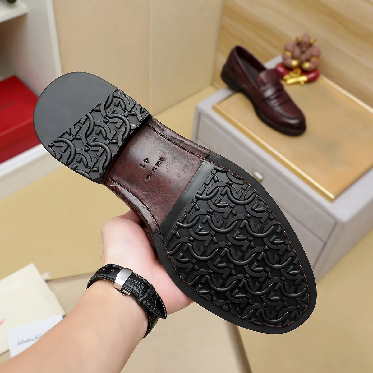 Men's shoes 💰920 💰 Louis Vuitton LV ® Autumn and Winter 🆕 models 🔛Full shoe counter First layer cowhide, 🐂Leather lined casual shoes for men, super soft outsole, a must for driving. Counter synchronization Original first layer cowhide Completely 1:1 mold customization 🌹Top version, 3 colors available! Number: 38-45 (37.46. Customized)